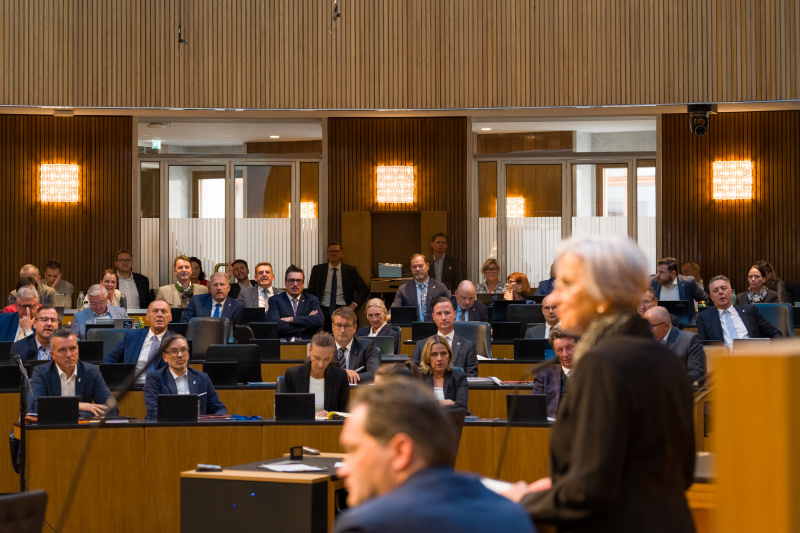 Am Wort: Justizministerin Anna Sporrer (SPÖ). Blick ins Plenum
