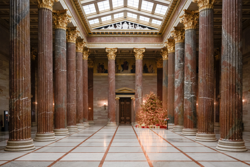 Weihnachtsbaum in der Säulenhalle des Parlaments