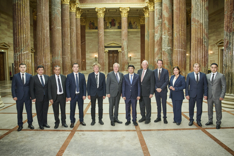 Gruppenfoto mit  Nationalratspräsident Walter Rosenkranz (FPÖ) (6. von links) und dem Direktor der Agentur für Berufsbildung Azimjon Xusanov (7. von links)