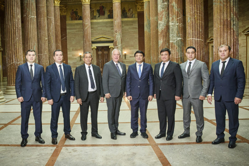 Gruppenfoto mit  Nationalratspräsident Walter Rosenkranz (FPÖ) (4. von links) und dem Direktor der Agentur für Berufsbildung Azimjon Xusanov (5. von links)