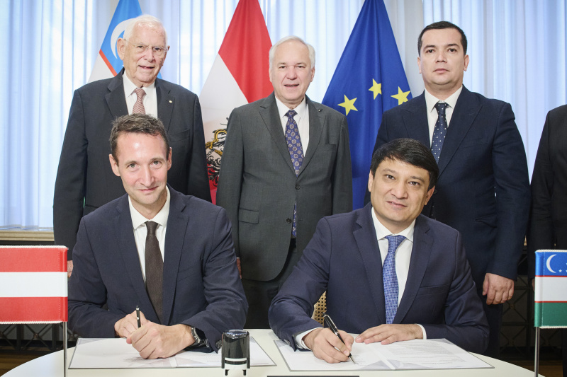 Von links: Heinz Boyer (IMC Krems), Udo Brändle (IMC Krems), Nationalratspräsident Walter Rosenkranz (FPÖ), Direktor der Agentur für Berufsbildung Azimjon Xusanov, usbekisches Delegationsmitglied