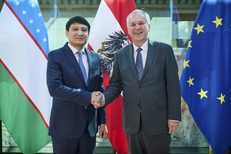Fahnenfoto. Von links: Direktor der Agentur für Berufsbildung Azimjon Xusanov, Nationalratspräsident Walter Rosenkranz (FPÖ)