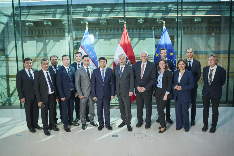 Gruppenfoto mit Nationalratspräsident Walter Rosenkranz (FPÖ) (8. von links) und dem Direktor der Agentur für Berufsbildung Azimjon Xusanov (7. von links)