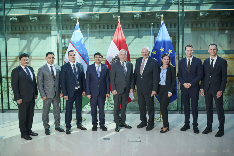 Gruppenfoto mit Nationalratspräsident Walter Rosenkranz (FPÖ) (5. von links) und dem Direktor der Agentur für Berufsbildung Azimjon Xusanov (4. von links)