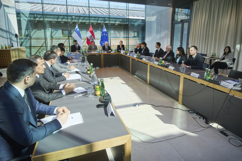 Arbeitsgespräch. Mitte: Österreichische Delegation unter der Leitung von Nationalratspräsident Walter Rosenkranz (FPÖ) (3. von links)