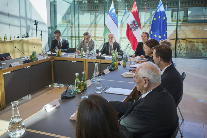 Arbeitsgespräch. Österreichische Delegation unter der Leitung von Nationalratspräsident Walter Rosenkranz (FPÖ)  (3. von links)