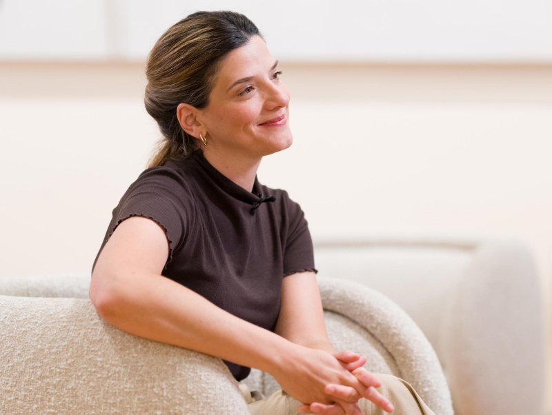 Das Foto zeigt die Politikwisseschafterin Ermela Gianna bei einem Interviewtermin zum Forschungsjahr im Parlament 2026.