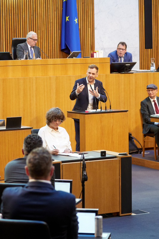 Am Rednerpult: Klubvorsitzender Philip Kucher (SPÖ)