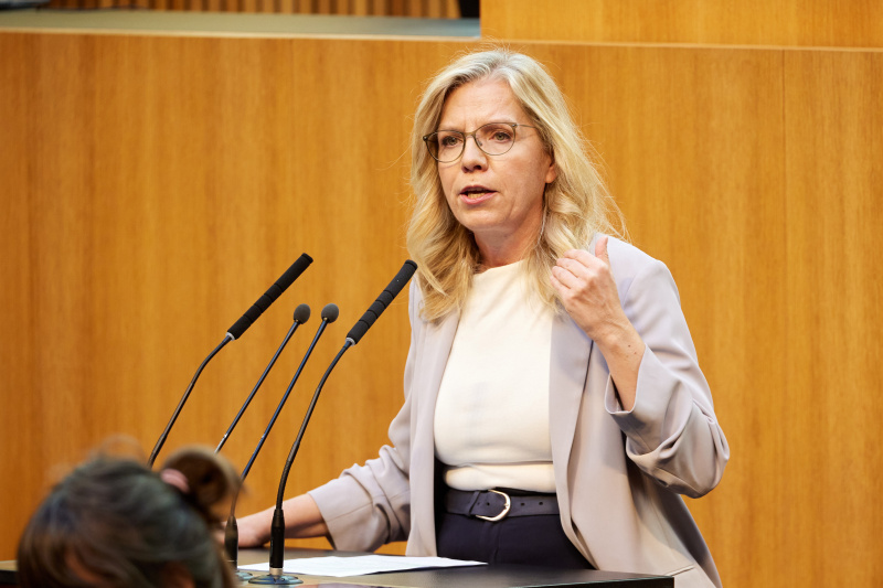 Am Rednerinnenpult: Klubobfrau Leonore Gewessler (GRÜNE)