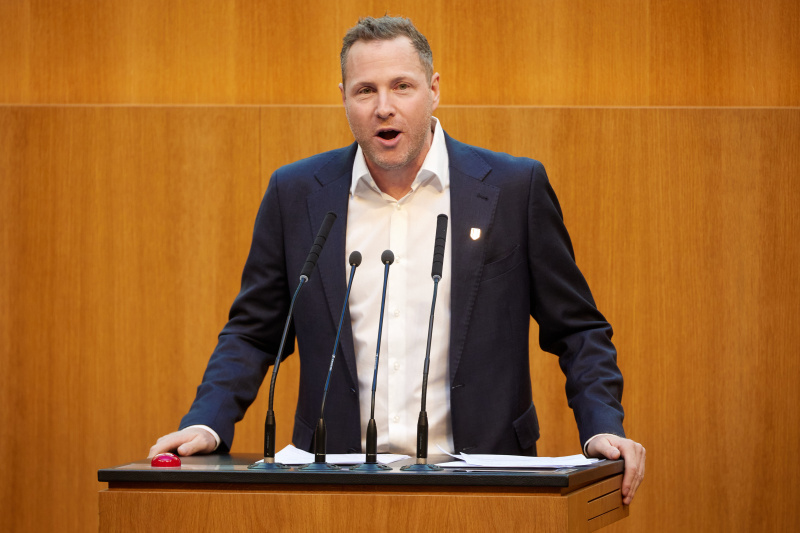 Am Rednerpult: Nationalratsabgeordneter Michael Schnedlitz (FPÖ)