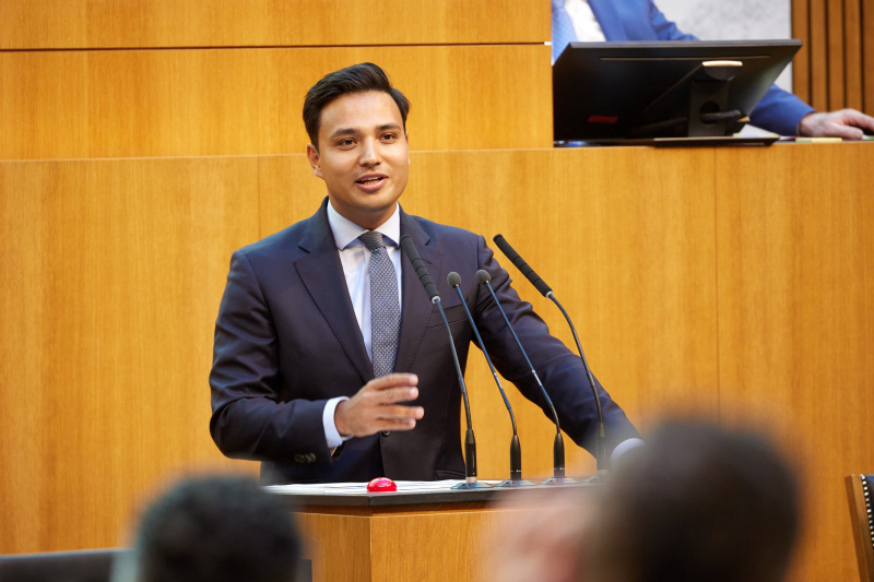 Am Rednerpult: Klubobmann Yannick Shetty (NEOS)