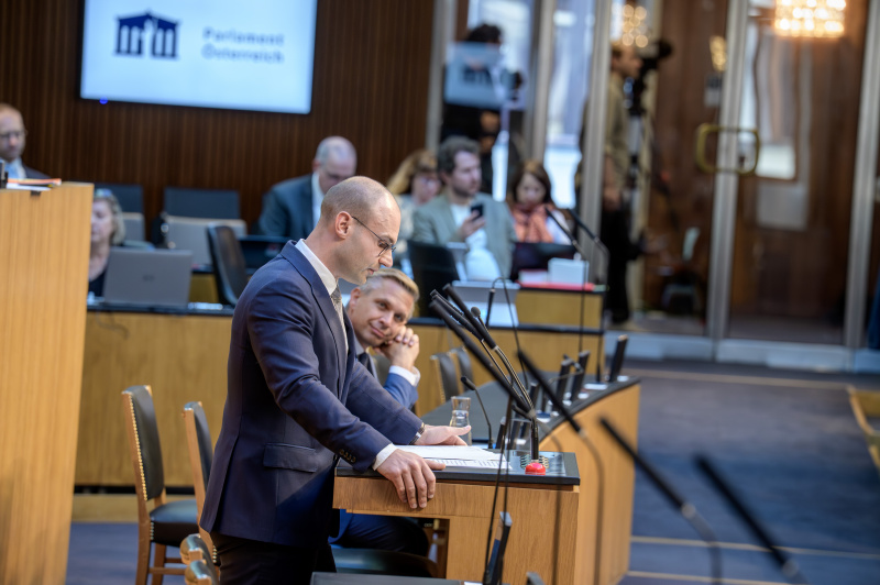 Nationalratsabgeordnerter Paul Hammerl (FPÖ) am Rednerpult