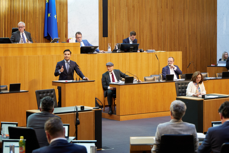 Am Rednerpult: Klubobmann Yannick Shetty (NEOS)