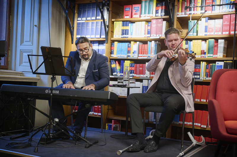 Musikalische Untermalung. Richard Cibula, Violine, László Rácz Klavier