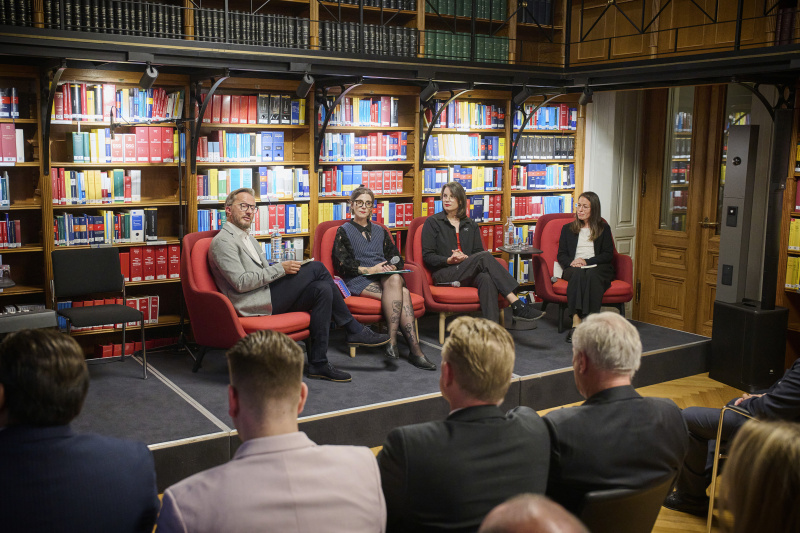 Podiumsdiskussion. Von links: Moderation Thomas Kassl, Autorin Jaqueline Scheiber, Autorin Didi Drobna, Lehrerin, Literaturwissenschaftlerin, Autorin Kerstin Istvanits