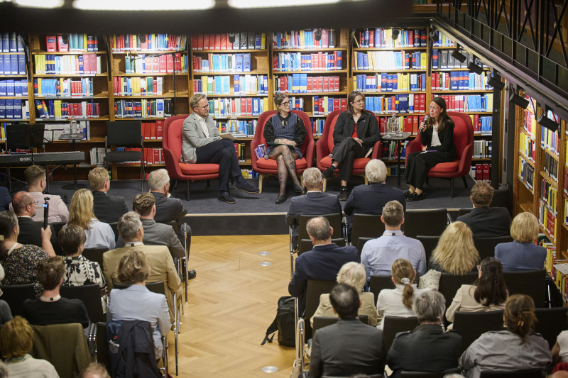 Podiumsdiskussion. Von links: Moderation Thomas Kassl, Autorin Jaqueline Scheiber, Autorin Didi Drobna, Lehrerin, Literaturwissenschaftlerin, Autorin Kerstin Istvanits