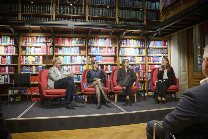 Podiumsdiskussion. Von links: Moderation Thomas Kassl, Autorin Jaqueline Scheiber, Autorin Didi Drobna, Lehrerin, Literaturwissenschaftlerin, Autorin Kerstin Istvanits