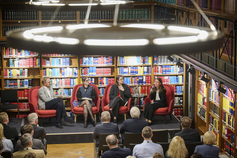 Podiumsdiskussion. Von links: Moderation Thomas Kassl, Autorin Jaqueline Scheiber, Autorin Didi Drobna, Lehrerin, Literaturwissenschaftlerin, Autorin Kerstin Istvanits
