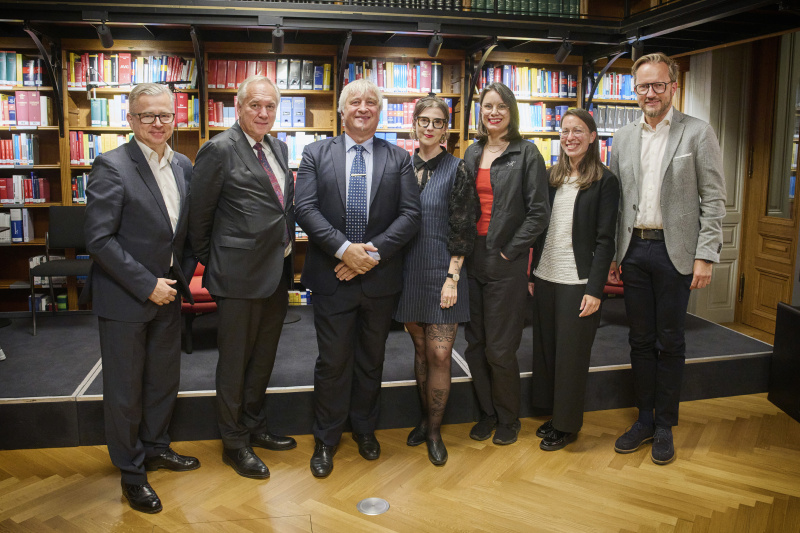 Von links: Vorsitzender im Volksgruppenbeirat für die slowakische Volksgruppe Vladimír Mlynár, Nationalratspräsident Walter Rosenkranz (FPÖ), Vorsitzender im Volksgruppenbeirat für die ungarische Volksgruppe Attila Somogyi, Autorin Jaqueline Scheiber, Autorin Didi Drobna, Lehrerin, Literaturwissenschaftlerin, Autorin Kerstin Istvanits, Thomas Kassl,