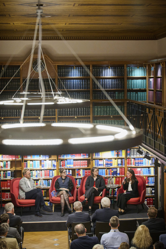 Podiumsdiskussion. Von links: Moderation Thomas Kassl, Autorin Jaqueline Scheiber, Autorin Didi Drobna, Lehrerin, Literaturwissenschaftlerin, Autorin Kerstin Istvanits