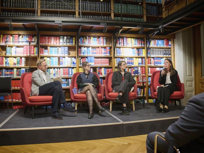 Podiumsdiskussion. Von links: Moderation Thomas Kassl, Autorin Jaqueline Scheiber, Autorin Didi Drobna, Lehrerin, Literaturwissenschaftlerin,  Autorin Kerstin Istvanits  