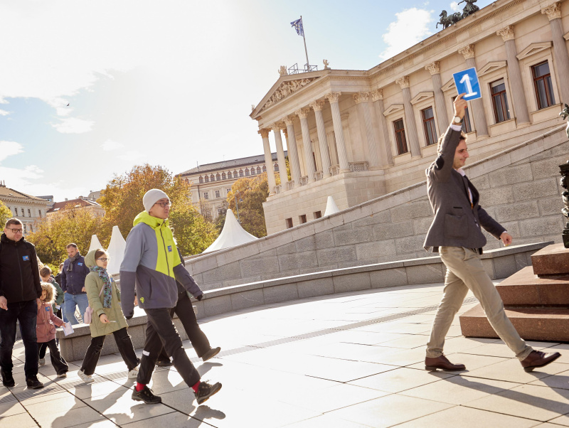 Besucherinnen und Besucher vor dem Parlament