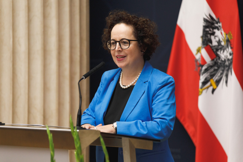 Begrüßung durch Bundesratspräsidentin Christine Schwarz-Fuchs (ÖVP)