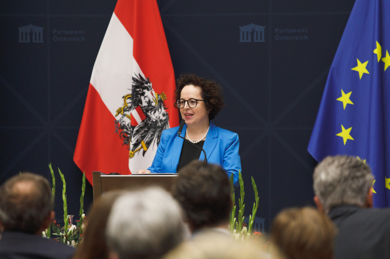 Begrüßung durch Bundesratspräsidentin Christine Schwarz-Fuchs (ÖVP)