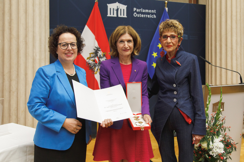 Von links: Christine Schwarz-Fuchs (ÖVP) Präsidentin des Bundesrates, Bundesrätn Andrea Eder-Gitschthaler (ÖVP), Ingrid Korosec.