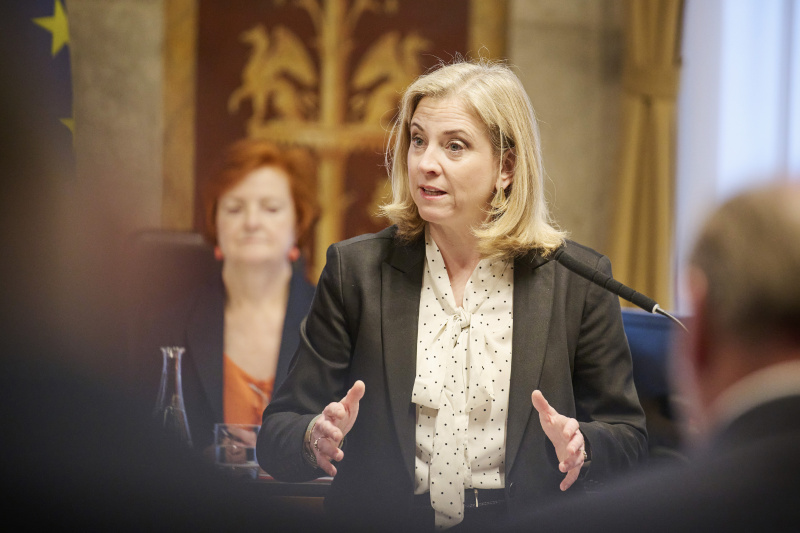 Am Rednerinnenpult Außenministerin Beate Meinl-Reisinger (NEOS)