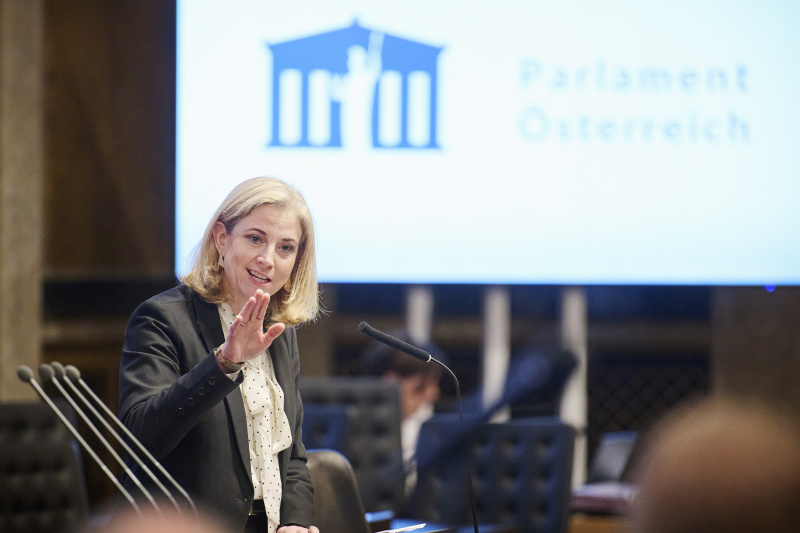 Am Rednerinnenpult Außenministerin Beate Meinl-Reisinger (NEOS)