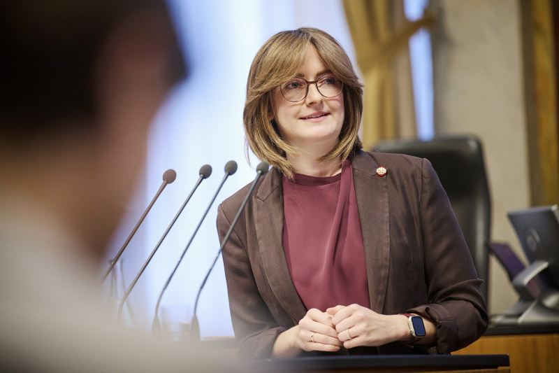 Am Rednerinnenpult Bundesrätin Julia Deutsch (NEOS)