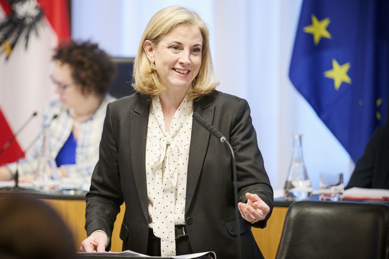 Am Rednerinnenpult Außenministerin Beate Meinl-Reisinger (NEOS)