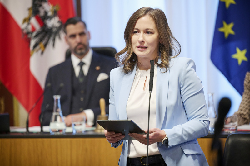 Am Rednerinnenpult Familienministerin Claudia Bauer (ÖVP)