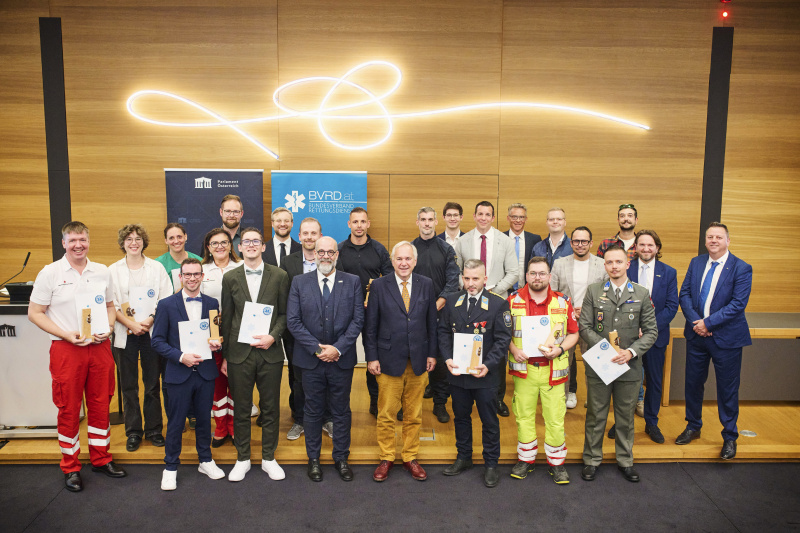 Gruppenfoto mit Kooperationspartnern, Patinnen und Paten, Preisträgerinnen und Preisträger