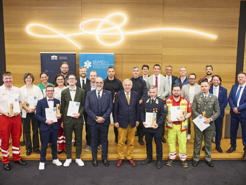 Gruppenfoto mit Kooperationspartnern, Patinnen und Paten, Preisträgerinnen und Preisträger  