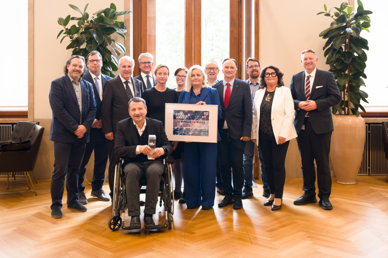 Gruppenfoto. Von links: Gregor Panhofer (Parlamentsdirektion), Gottfried Michalitsch (Parlamentsdirektion), Nationalratspräsident Walter Rosenkranz, Nationalratsabgeordneter Klaus Fürlinger (ÖVP), Parlamentsvizedirektor Alexis Wintoniak, Heidrun Neuhauser (Parlamentsdirektion), Nicole Hofmann (Parlamentsdirektion), Ines Kerle (Parlamentsdirektion), Peter Reichstädter (Parlamentsdirektion), Michael Pichler (Zero Project), Martin Morandell (Smart in Life), Nationalratsabgeordnete Elisabeth Scheucher-Pichler (ÖVP), Parlamentsdirektor Roland Weinert
