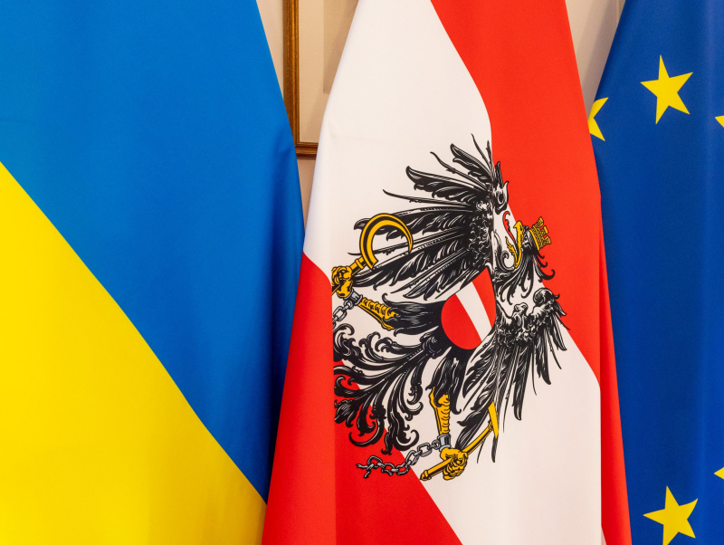Flaggen von links: Ukraine, Österreich, EU