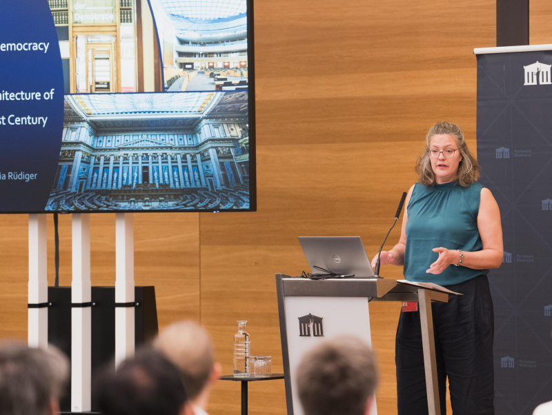 Resonance spaces of democracy: The changing architecture of parliament in the 21st Century. Julia Rüdiger (unabhängige Forscherin).