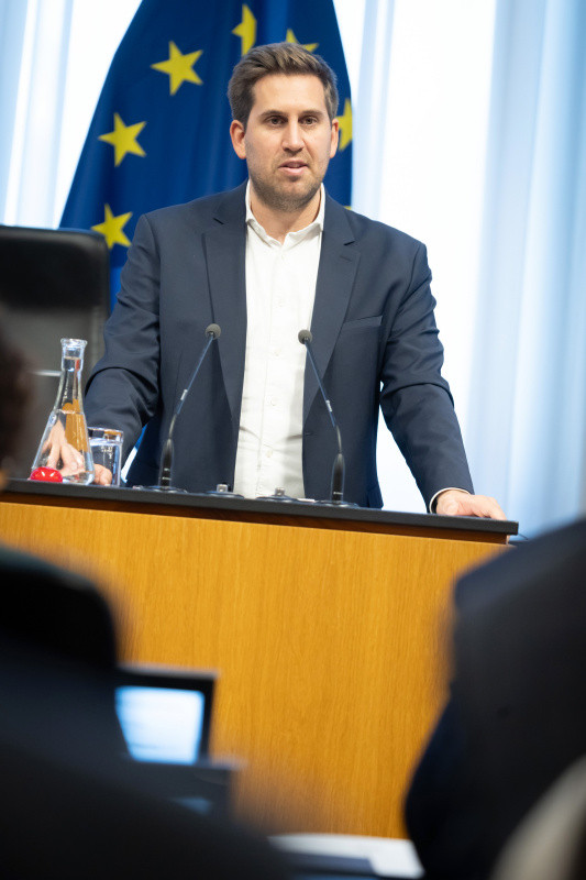 Bericht. Staatssekretär Alexander Pröll (ÖVP). Blick Richtung Veranstaltungsteilnehmerinnen und Veranstaltungsteilnehmer
