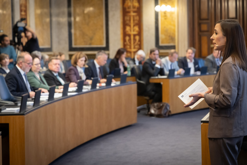 Moderation. Theresa Kulovits (ORF)