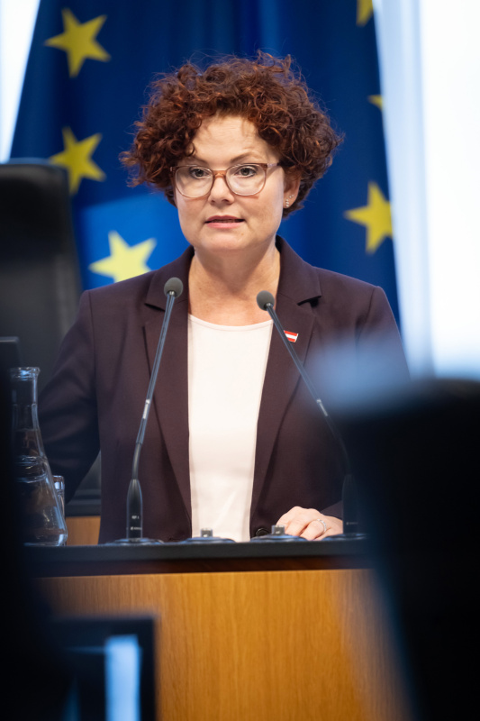 Bericht. Staatssekretärin Elisabeth Zehetner (ÖVP)