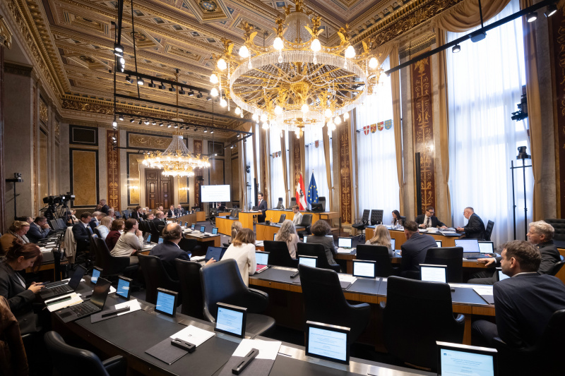 Bericht. Bildungsminister Christoph Wiederkehr (NEOS). Blick Richtung Veranstaltungsteilnehmerinnen und Veranstaltungsteilnehmer