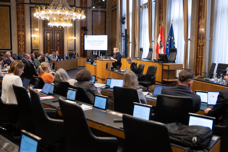Bericht. Sozialministerin Korinna Schumann (SPÖ). Blick Richtung Veranstaltungsteilnehmerinnen und Veranstaltungsteilnehmer
