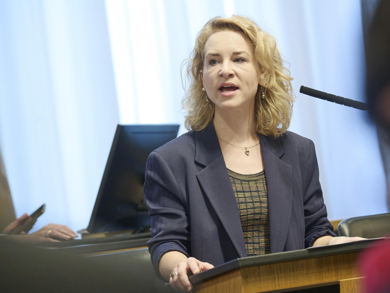 Am Rednerinnenpult Frauenministerin Eva-Maria Holzleitner (SPÖ)
