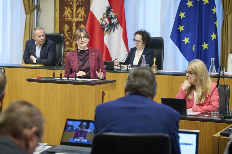 Am Rednerinnenpult Bundesrätin Julia Deutsch (NEOS)