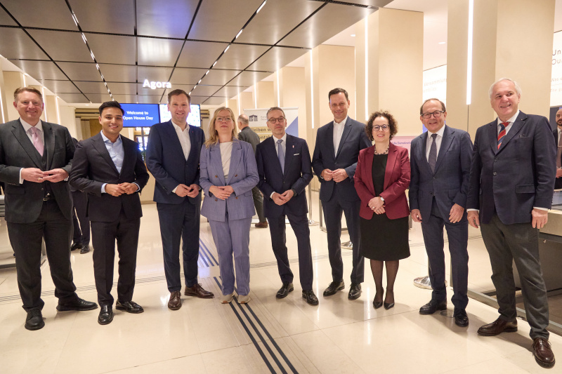 Begrüßung der ersten Gäste. Von links: Parlamentsdirektor Roland Weinert, Klubobmann Yannick Shetty (NEOS), Klubomann,Philip Kucher (SPÖ), Klubobfrau Leonore Gewessler (Grüne), Klubobmann Herbert Kickl (FPÖ), Klubobmann Ernst Gödl (ÖVP), Bundesratspräsidentin Christine Schwarz-Fuchs (ÖVP), Zweiter Nationalratspräsident Peter Haubner (ÖVP), Nationalratspräsident Walter Rosenkranz (FPÖ)
