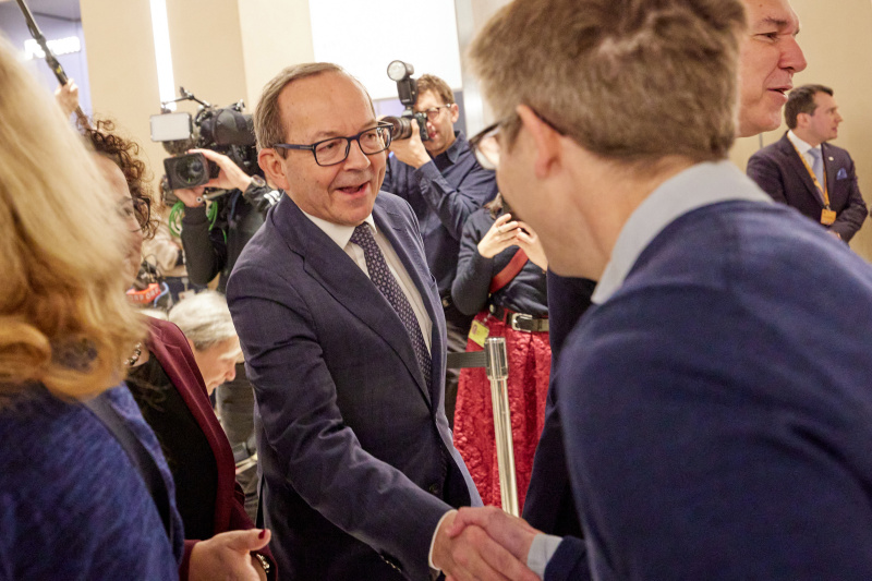 Zweiter Nationalratspräsident Peter Haubner (ÖFP) begrüßt die ersten Gäste