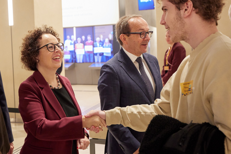 Bundesratspräsidentin Christine Schwarz-Fuchs (ÖVP) begrüßt die ersten Gäste