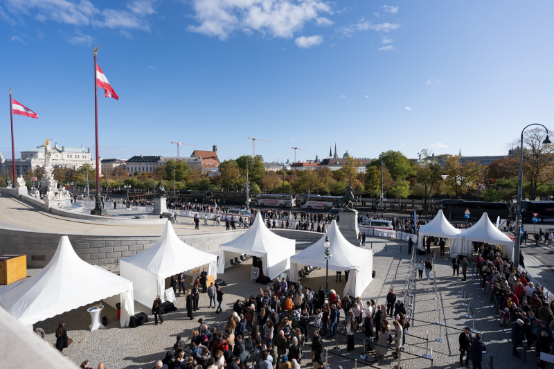 Großer Andrang vor dem Parlament